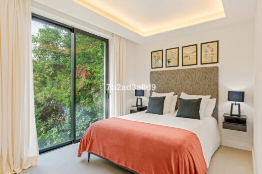 Samostatná 5 lůžková vila na prodej v Nueva Andalucia, Costa del Sol