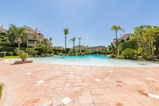 3 Bed Middle Floor Apartment for sale in Benahavis, Costa del Sol