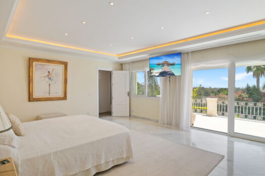 6 Bed Detached Villa for sale in Nueva Andalucia, Costa del Sol