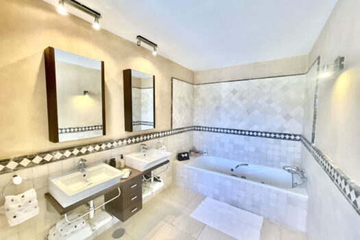 5 Bed Detached Villa for sale in Istan, Costa del Sol