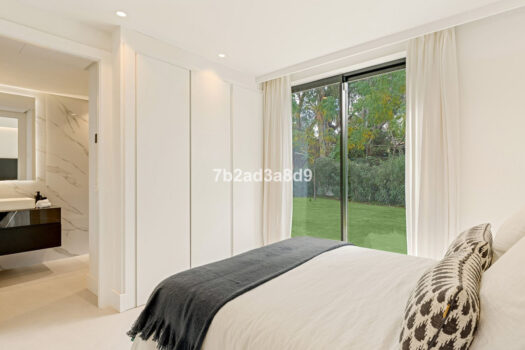 Samostatná 5 lůžková vila na prodej v Nueva Andalucia, Costa del Sol