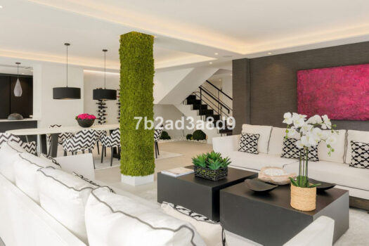 Samostatná 5 lůžková vila na prodej v Nueva Andalucia, Costa del Sol