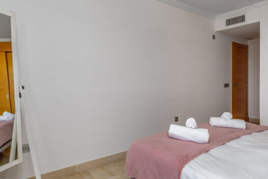 Dvoulůžkový byt na středním patře na prodej v Los Flamingos, Costa del Sol