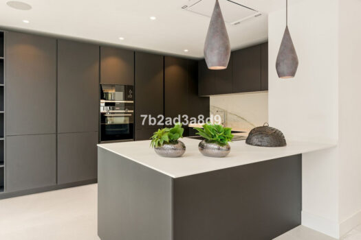 Samostatná 5 lůžková vila na prodej v Nueva Andalucia, Costa del Sol