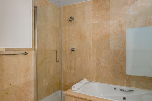 Dvoulůžkový byt na středním patře na prodej v Los Flamingos, Costa del Sol