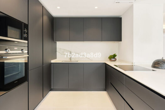 Samostatná 5 lůžková vila na prodej v Nueva Andalucia, Costa del Sol