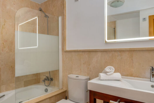 Dvoulůžkový byt na středním patře na prodej v Los Flamingos, Costa del Sol