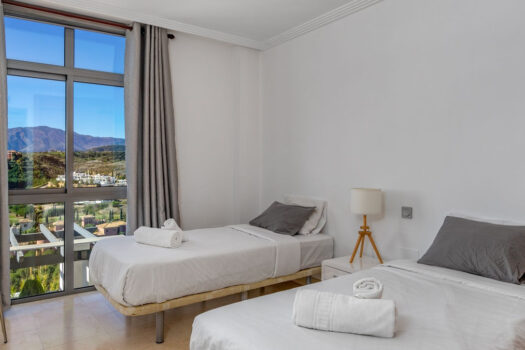 Dvoulůžkový byt na středním patře na prodej v Los Flamingos, Costa del Sol