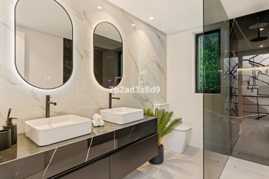 Samostatná 5 lůžková vila na prodej v Nueva Andalucia, Costa del Sol