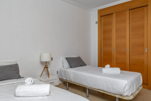 Dvoulůžkový byt na středním patře na prodej v Los Flamingos, Costa del Sol