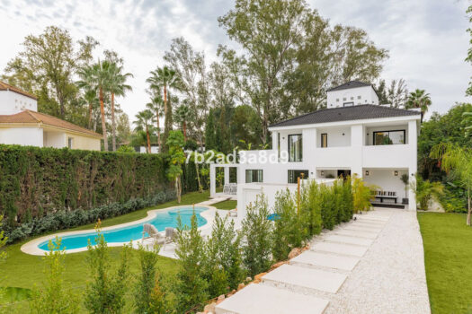 Samostatná 5 lůžková vila na prodej v Nueva Andalucia, Costa del Sol