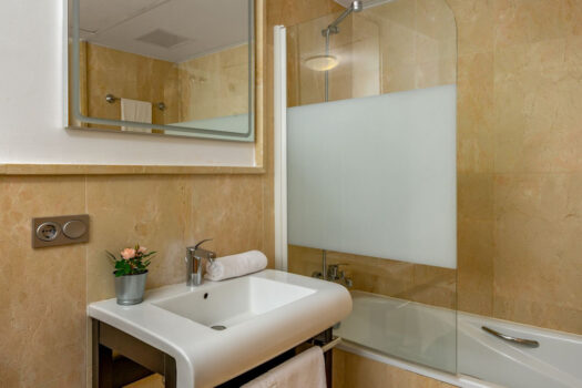 Dvoulůžkový byt na středním patře na prodej v Los Flamingos, Costa del Sol