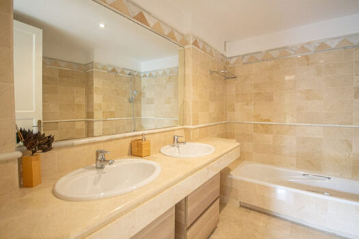 2 Bed Middle Floor Apartment for sale in Elviria, Costa del Sol