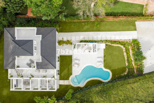 Samostatná 5 lůžková vila na prodej v Nueva Andalucia, Costa del Sol