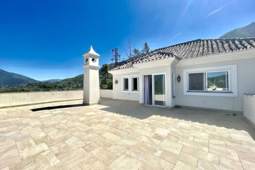 5 Bed Detached Villa for sale in Istan, Costa del Sol