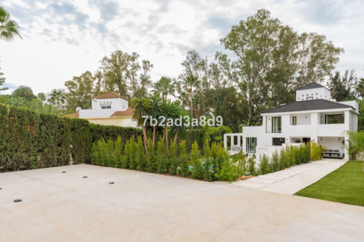 Samostatná 5 lůžková vila na prodej v Nueva Andalucia, Costa del Sol