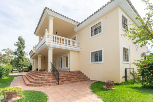 6 Bed Detached Villa for sale in Guadalmina Baja, Costa del Sol