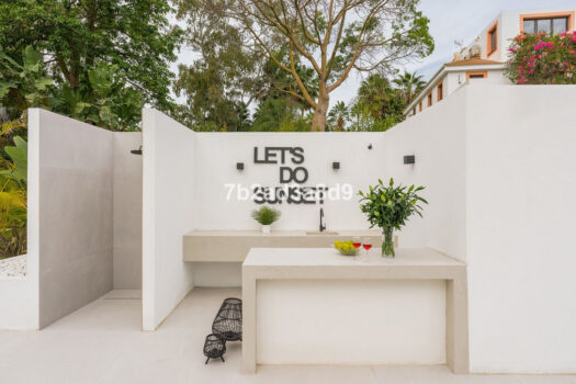 Samostatná 5 lůžková vila na prodej v Nueva Andalucia, Costa del Sol