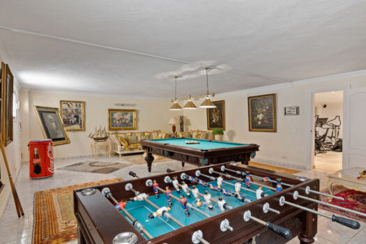 6 Bed Detached Villa for sale in Nueva Andalucia, Costa del Sol