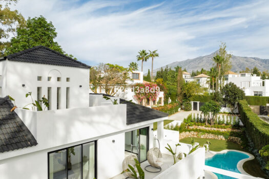 Samostatná 5 lůžková vila na prodej v Nueva Andalucia, Costa del Sol