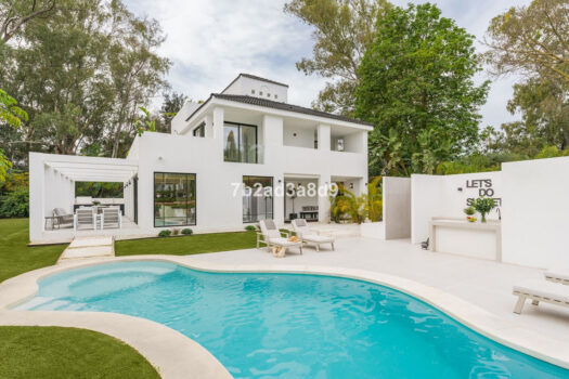 Samostatná 5 lůžková vila na prodej v Nueva Andalucia, Costa del Sol