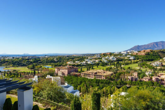 Dvoulůžkový byt na středním patře na prodej v Los Flamingos, Costa del Sol