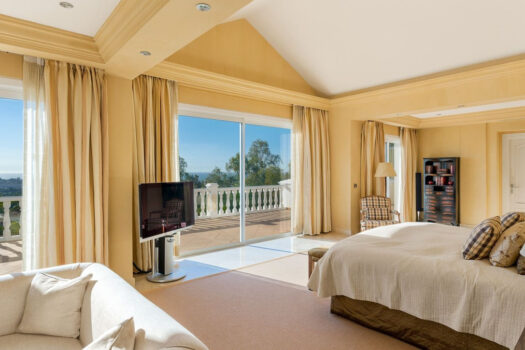 5 Bed Detached Villa for sale in Benahavis, Costa del Sol