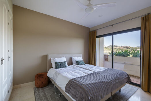 3 Bed Middle Floor Apartment for sale in Benahavis, Costa del Sol