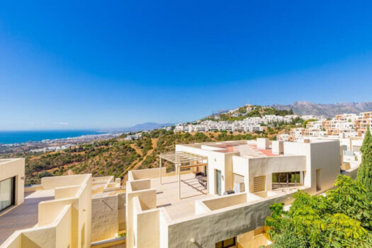 2 Bed Middle Floor Apartment for sale in Altos de los Monteros, Costa del Sol