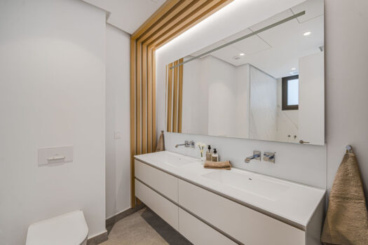 2 Bed Penthouse Apartment for sale in Benahavis, Costa del Sol