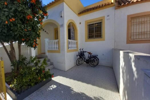 Řadový dům s turistickou licencí, 2 ložnice v Torrevieja, Alicante.