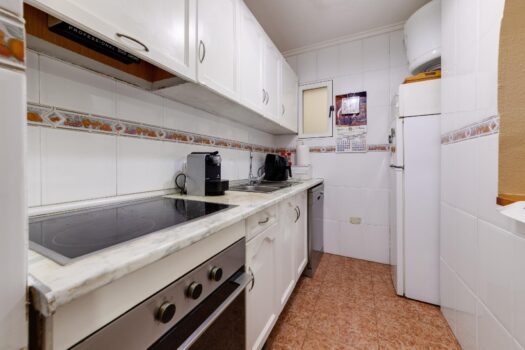 Dvoupokojový byt s garáží v rezidenci s bazénem, v Torrevieja