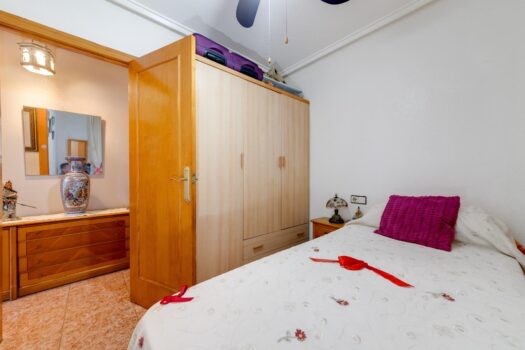 Dvoupokojový byt s garáží v rezidenci s bazénem, v Torrevieja