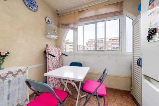 Dvoupokojový byt s garáží v rezidenci s bazénem, v Torrevieja