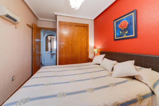 Dvoupokojový byt s garáží v rezidenci s bazénem, v Torrevieja