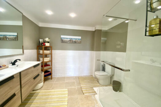 2 Bed Middle Floor Apartment for sale in Los Flamingos, Costa del Sol