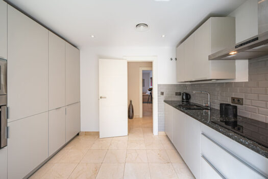 2 Bed Ground Floor Apartment for sale in Benahavis, Costa del Sol