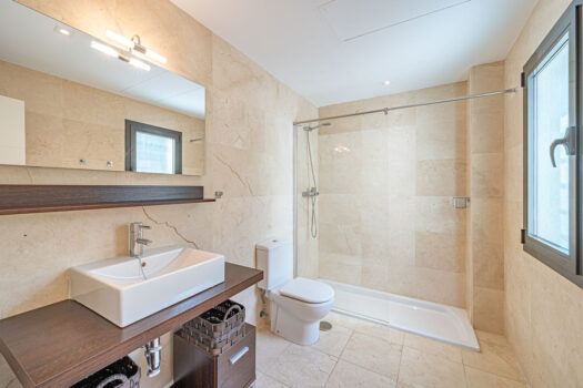 2 Bed Ground Floor Apartment for sale in Benahavis, Costa del Sol