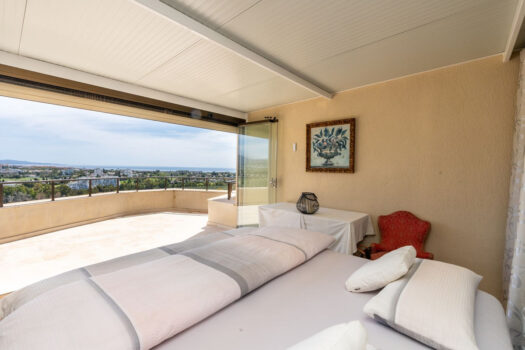3 Bed Penthouse Apartment for sale in Atalaya, Costa del Sol