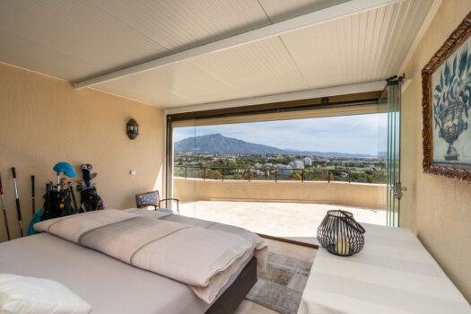 3 Bed Penthouse Apartment for sale in Atalaya, Costa del Sol