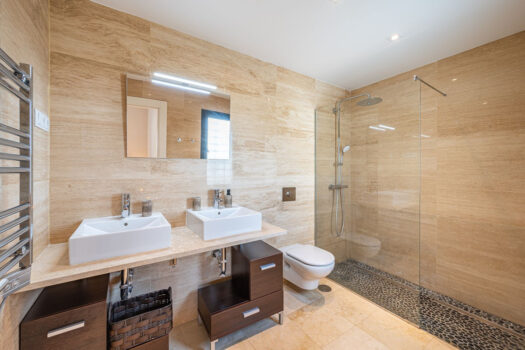 2 Bed Ground Floor Apartment for sale in Benahavis, Costa del Sol