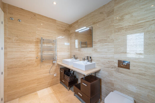 2 Bed Ground Floor Apartment for sale in Benahavis, Costa del Sol