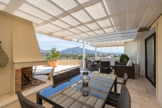 3 Bed Penthouse Apartment for sale in Atalaya, Costa del Sol