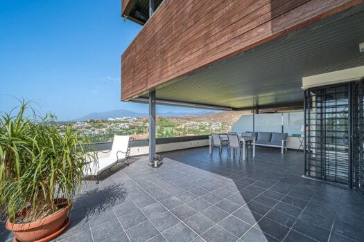 2 Bed Ground Floor Apartment for sale in Benahavis, Costa del Sol