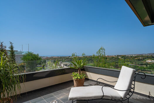 2 Bed Ground Floor Apartment for sale in Benahavis, Costa del Sol