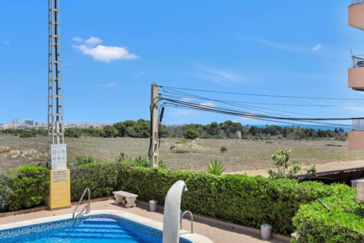 Discover this charming apartment in the sought-after area of Punta Prima!