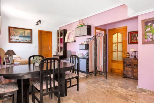 Discover this charming apartment in the sought-after area of Punta Prima!