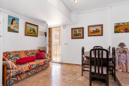 Discover this charming apartment in the sought-after area of Punta Prima!