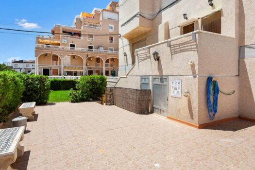 Discover this charming apartment in the sought-after area of Punta Prima!