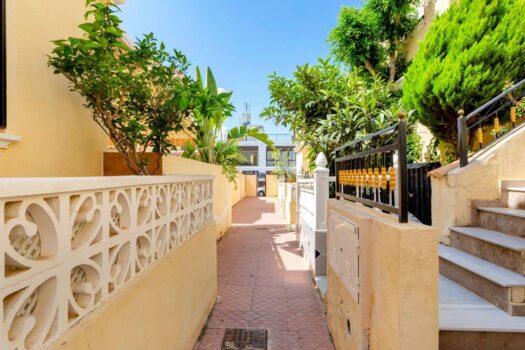 Coastal Tranquility: Top Floor Bungalow in Aguas Nuevas, Torrevieja.